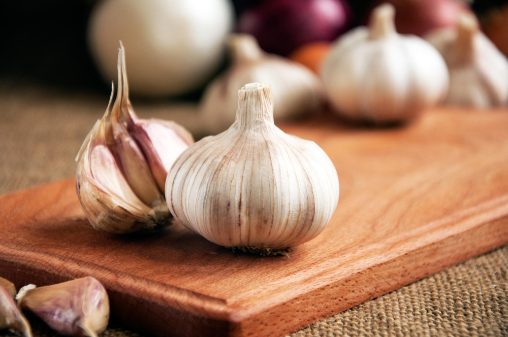 garlic-cloves-garlic-bulb-vintage-burlap (1)