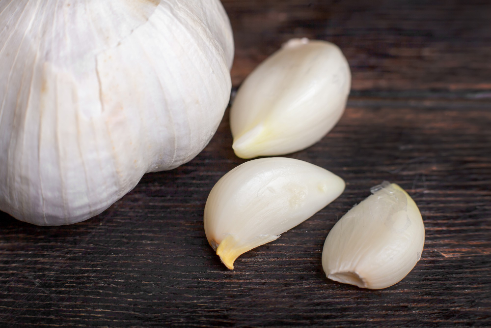 Garlic Cloves Head Close Up Wooden Background Close Up Macro Shoot (1)