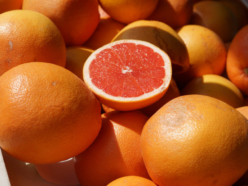 many-grapefruits-counter-market