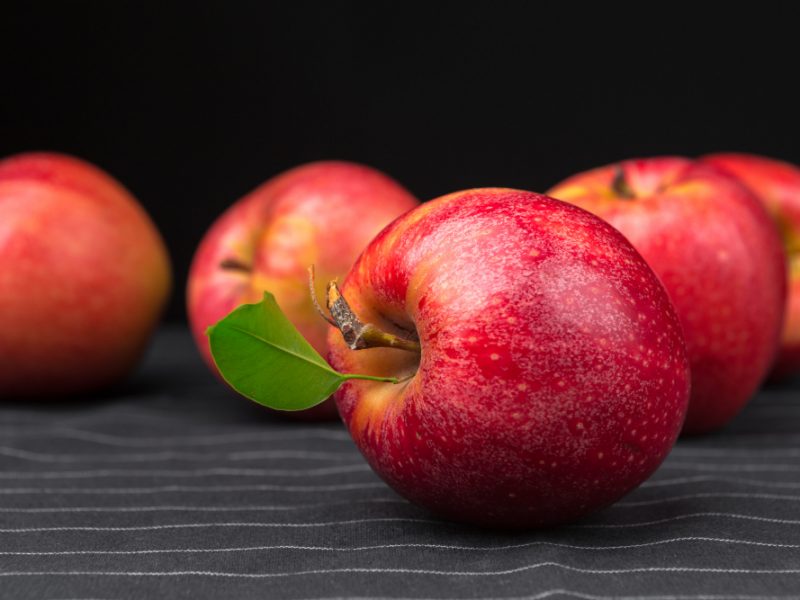 fresh-red-apples
