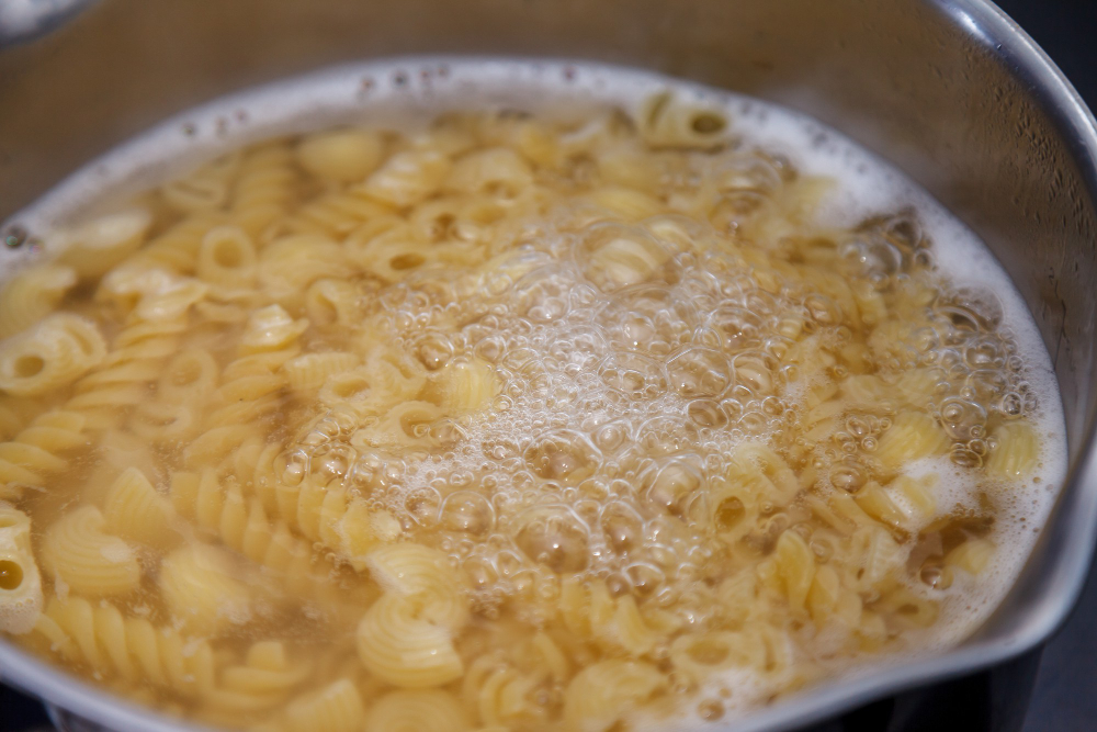cooking-pasta-pot-boiling-water-stove-kitchen-italian-pasta-macaroni-various-varieties-very-hot-voda-water-boils-spaghetti-noodles-cooking-italian-pasta