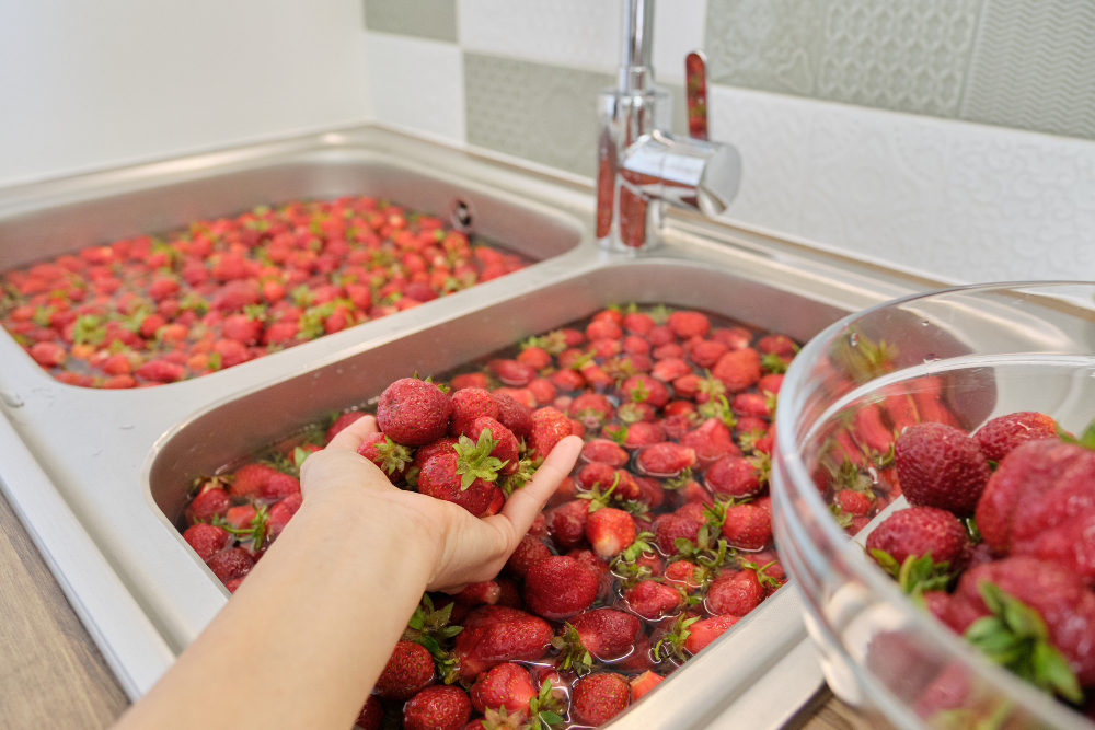 Strawberry Season Washing Berries Water Wash Basin Home Kitchen Lot Strawberries Preparing Berries Jam Freezing