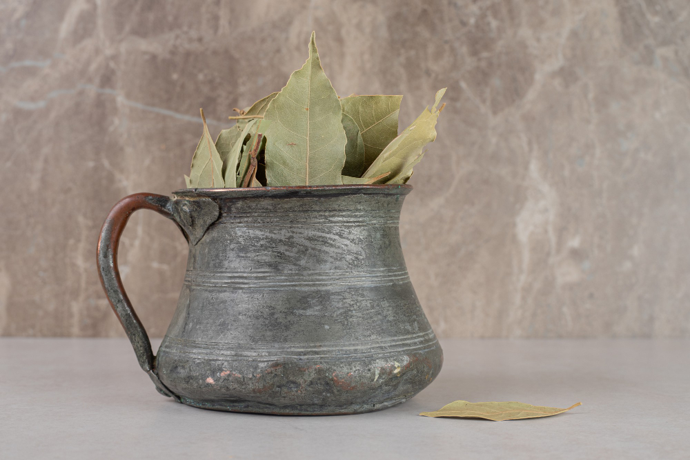 Dried Green Bay Leaves Ethnic Pot